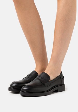 Zwarte leren loafers met een gladde afwerking, voorzien van een iets verhoogde zool, twee decoratieve banden over de bovenkant en een ronde neus.