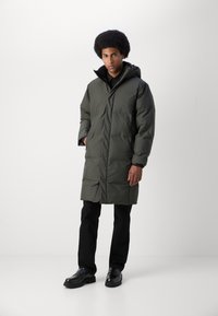 Lindbergh COAT - Ziemas mētelis - dark green