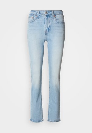 Hellblaue, ausgestellte Jeans aus Denim mit klassischem Fünf-Taschen-Design, Knopfverschluss und dezentem Farbverlauf für einen getragenen Look.