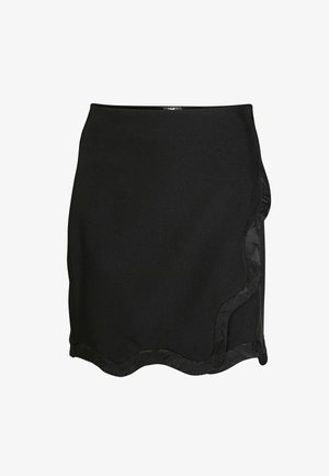 Sort mini nederdel med subtil blomsterlacemønster langs den buede kant og sidesyning, lavet af glat stof.