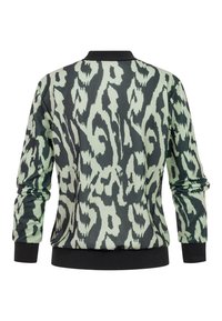 Jas met lange mouwen met zwart en lichtgroen onregelmatig dierenprintpatroon, zwarte kraag, manchetten en tailleband, van achteren getoond.