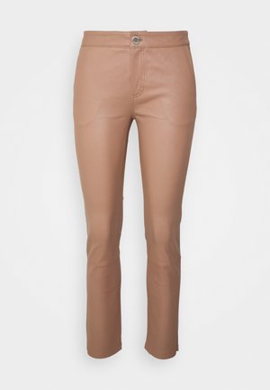 Valkoiset keinonahkaiset housut slim fit -mallilla, joissa on napin sulku, etutaskut ja sileä pinta. Lyhennetty helma.