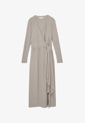 Beżowa sukienka kopertowa z długimi rękawami, dekoltem w serek i bocznym wiązaniem. Charakteryzuje się teksturowanym materiałem i zwiewnym krojem spódnicy.