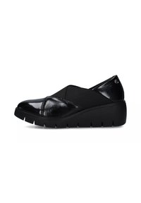 Scarpa nera slip-on con tomaia in pelle verniciata lucida, fasce elastica incrociate e soletta a zeppa con un motivo di battistrada testurizzato.