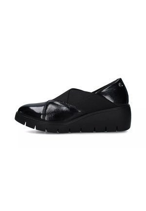 Scarpa nera slip-on con tomaia in pelle verniciata lucida, fasce elastica incrociate e soletta a zeppa con un motivo di battistrada testurizzato.