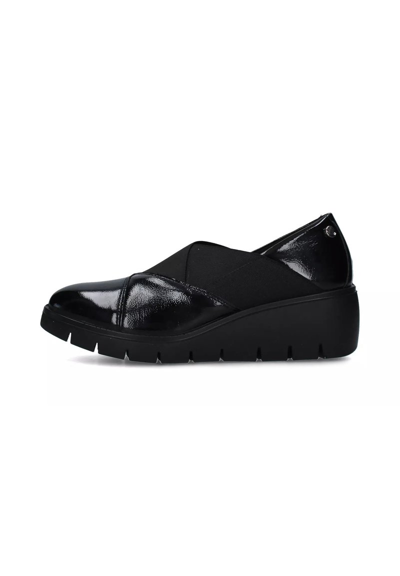Scarpa nera slip-on con tomaia in pelle verniciata lucida, fasce elastica incrociate e soletta a zeppa con un motivo di battistrada testurizzato.