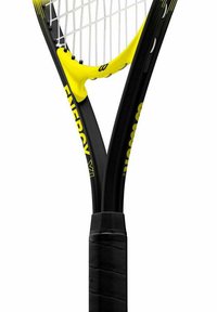 Raqueta de tenis con un marco negro y acentos amarillos. Presenta un agarre texturizado, una garganta ancha y una cabeza con cuerdas para un mejor rendimiento.