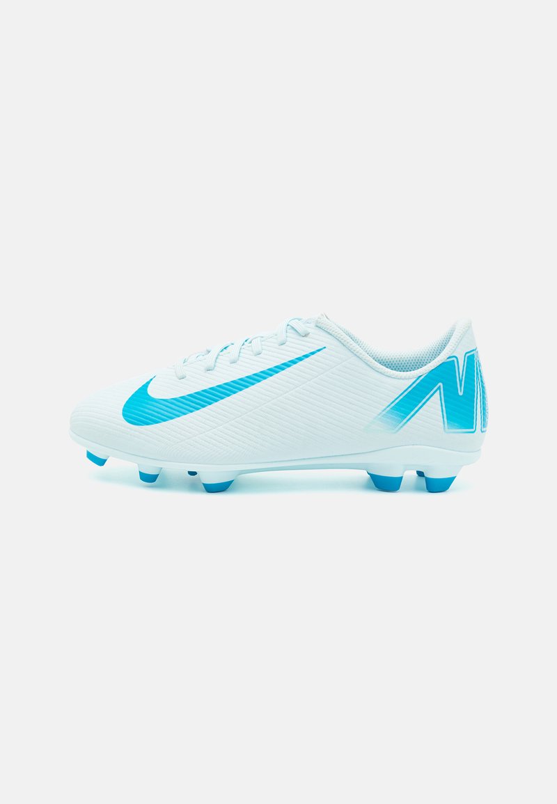 Bijela nogometna kopačka s svijetloplavim akcentima, teksturirani sintetički materijal i pet plavih noktiju na potplatu. Sadrži dizajn u obliku swoosh.