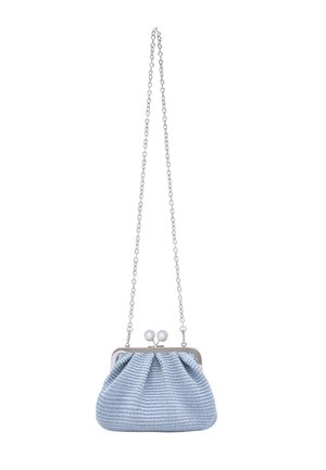 Hellblaue gestrickte Tasche mit silbernem Metallrahmen, Perlenverschluss und langem silbernem Kettenriemen, hängend vor weißem Hintergrund.