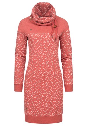 Robe à motif rouge avec un col drapé et un cordon de serrage, ornée de motifs de feuilles blanches. Manches longues et silhouette ajustée.