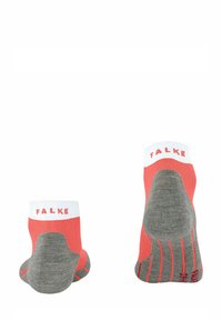 Skarpetki kostkowe w kolorze koralowym i szarym, z białym ściągaczem z logo "FALKE", fakturowaną szarym wkładką oraz kontrastującymi akcentami w kolorze koralowym na pięcie i palcach.