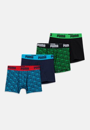 Patru perechi de chiloți tip boxer Puma în albastru cu talie roșie, bleumarin cu talie albastră, verde cu model negru și talie neagră, și negru simplu cu talie verde.