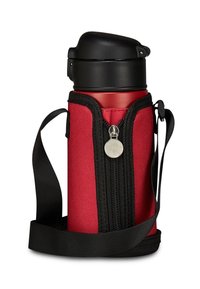 Bottiglia isolata rossa con tappo nero, racchiusa in un portabottiglia in tessuto nero e rosso con zip, dotata di tracolla e tirazip argentato.