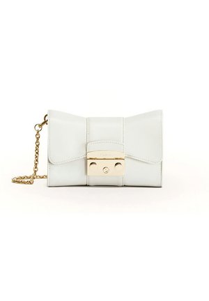 Porte-monnaie en cuir blanc avec un design en nœud, fermoir en matériel doré et une bandoulière amovible. Texture lisse avec des détails cousus.