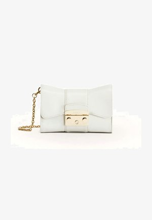 Weißes Leder-Clutch-Portemonnaie mit einem Schleifen-Design, goldfarbenem Verschluss und einem abnehmbaren Kettenriemen. Glatte Textur mit gesteppten Details.