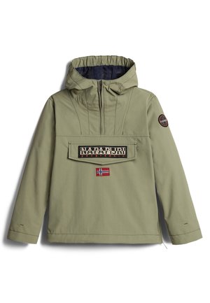 Oliegroene pullover jack met capuchon, rits aan de voorkant, grote borstzak, geborduurd logo en Noorwegen-vlagpatch. Glad stoftextuur.