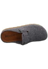 Scarpa slip-on grigia con cinturino regolabile, dotata di un interno morbido e una suola in sughero color tan per comfort e aderenza.