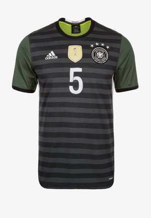 Maillot de football rayé noir et vert à manches courtes. Présente un numéro "5" blanc, des logos brodés, et un col rond.