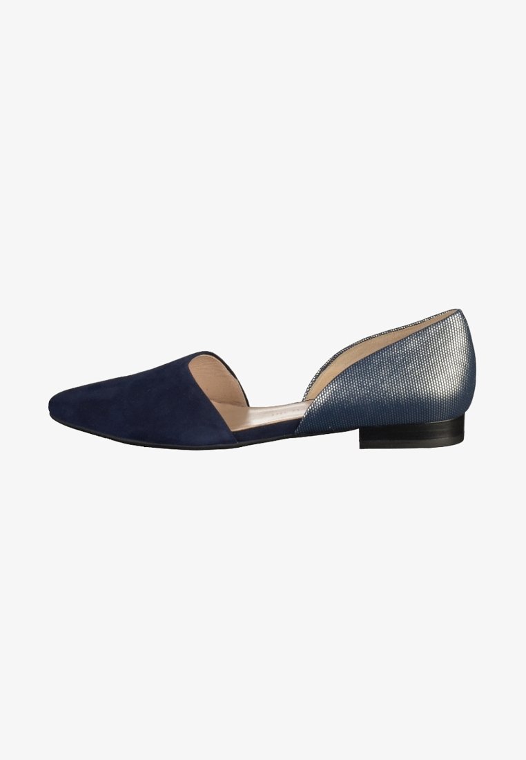 Chaussure plate bleu marine à bout pointu, côtés ouverts, talon métallique bleu texturé, talon bas noir, vue latérale en angle.