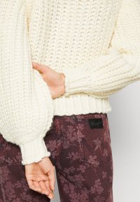 Wrangler Stickad tröja - white