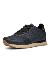 Baskets de sport bleu foncé avec une texture pailletée. Lacets noirs, semelle en caoutchouc beige clair et marquage au talon. Design à bout rond.