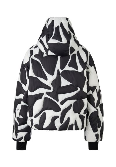 Bunda typu puffer s černobílým abstraktním vzorem, s kapucí, prošívanou texturou a černými žebrovanými manžetami.
