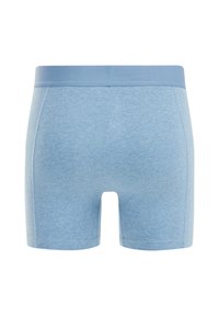 Világoskék pamut boxeralsó, puha rugalmas derékkal, sima textúrával és testhezálló dizájnnal, látható minták vagy díszítések nélkül.