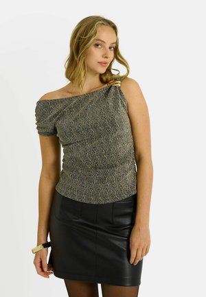 Haut texturé métallique à épaules dénudées avec des manches courtes, présentant un design asymétrique et un accent doré à l'épaule. Associé à une jupe en cuir noire.