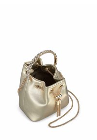 Metallischer goldener Bucket Bag mit einem Zugverschluss, dekorativem Kettenhenkel und Quastendetails. Glatte Textur und kompakte Form.