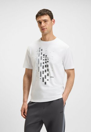 Witte T-shirt met korte mouwen, voorzien van een geometrisch graphic design in grijstinten, met de merknaam "BOSS" gedrukt nabij de onderkant.