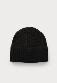 Beanie di maglia nera con una finitura testurizzata, caratterizzata da un orlo arrotolato e un design senza cuciture. Il materiale sembra morbido e caldo.