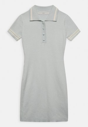 Robe courte à manches courtes en maille côtelée gris clair avec col polo, quatre boutons en perle et rayures crème sur le col et les poignets.