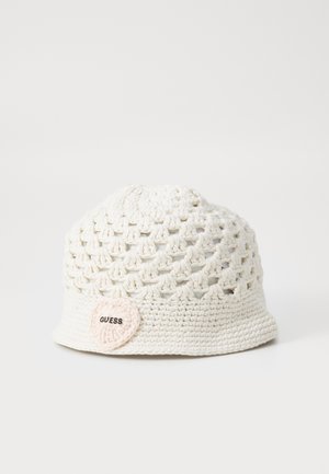 Häkelte Bucket-Hat in Off-White. Verfügt über ein strukturiertes Muster mit einer abgerundeten Krone und einem herzförmigen, pinkfarbenen Patch mit der Aufschrift "GUESS."