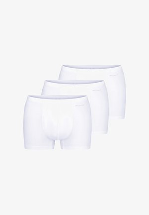 Tre hvide bomulds herre boxershorts arrangeret i et forskudt række mod en hvid baggrund.