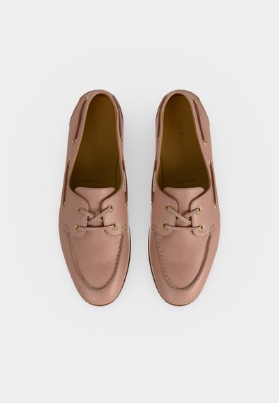 Ζευγάρι ροζ δερμάτινα παπούτσια τύπου boat με χρυσά κορδόνια και θέσεις κορδονιών, σε λευκό φόντο, θέα από πάνω.