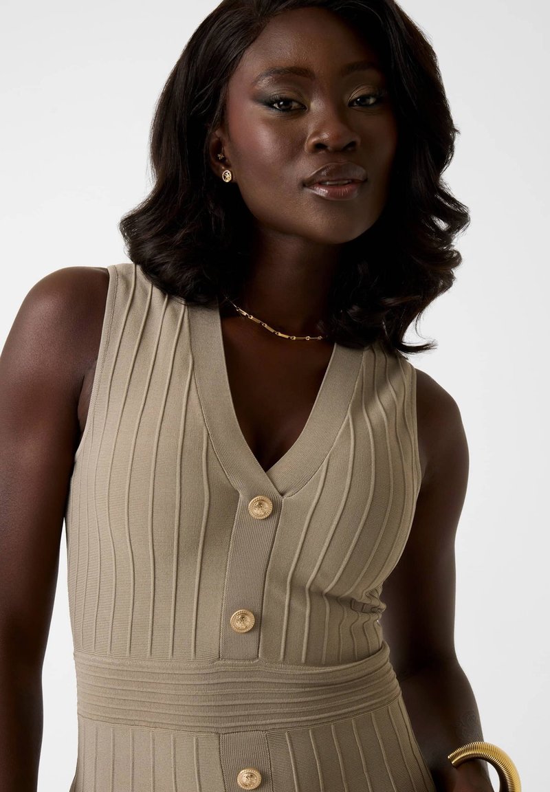 beige dress on dark skin It's giving brown skin girl If you're ready to join my powerful community of ambitious women Comment COMMUNITY and I'll DM you the link to join the newsletter and get