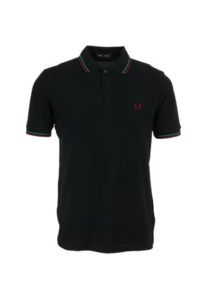 Camisa polo negra con tapeta de tres botones, cuello a rayas verdes y rojas y puños de la manga en el mismo diseño, y logo bordado en rojo en el pecho.