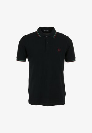 Zwarte polo met een drieknoopsluiting, groene en rode gestreepte kraag en mouwen, en een rood geborduurd logo op de borst.