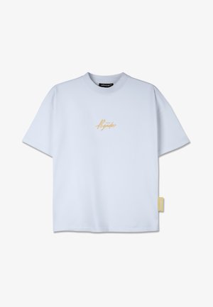 Helesin sinine lühikese varrukaga T-särk pehmest puuvillast, ümmarguse kaelusega ning esiküljel kuldne logo. Omab küljetagi detaili.