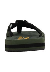 Groene flip-flop sandaal met een textuur voetbed, zwarte stoffen bandjes en een dikke zool met een zwarte streep en logo in het geel gedrukt.