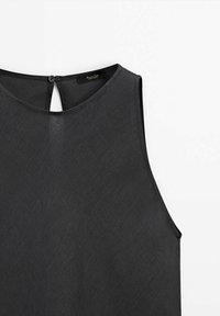 Ciemnoszara bezrękawnik z okrągłym dekoltem, detalem w kształcie dziurki z tyłu i gładką fakturą. Posiada zapięcie na guziki z tyłu.