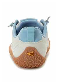 Lichtblauwe en witte sport schoen met een getextureerde rubberen zool. Kenmerkt zich door een gevoerde kraag en een treklipje aan de achterkant voor gemakkelijk aan- en uittrekken.
