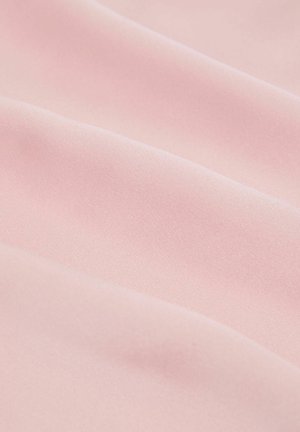 Puha, sima rózsaszín szövet, gyengéd redőkkel és matt felülettel, amely mutatja az anyag textúráját és finom árnyékolását.