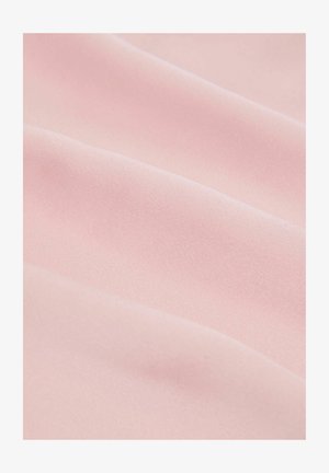 Weicher, glatter rosa Stoff mit sanften Falten und mattem Finish, der Textur und subtile Schattierungen zeigt.