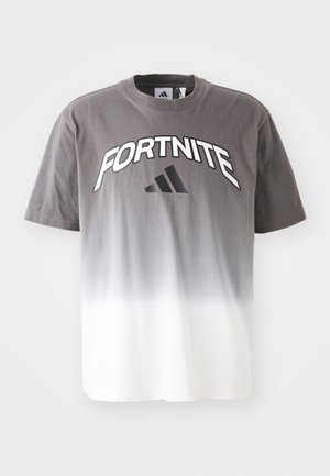 T-shirt en dégradé gris et blanc avec "FORTNITE" en lettres noires en gras et le logo Adidas. Manches courtes, col rond, en coton.