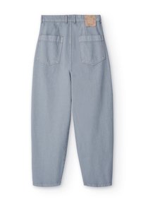 Lysblå, højtaljede denim-bukser med to baglommer og et lysebrunt lædermærke ved taljen. Glat tekstur, tapered ben-design.
