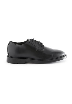 Pantof cu șireturi din piele neagră, cu vârful rotunjit, textură netedă și talpă din cauciuc plat. Prezintă o cusătură simplă și un design clasic.