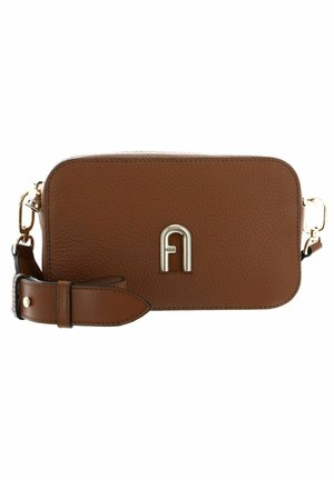 Brązowa, teksturowana skórzana torba na ramię z odpinanym paskiem i srebrnym metalowym logo na środku z przodu.