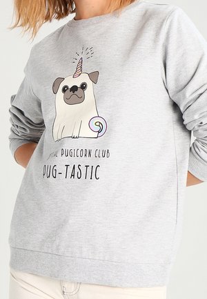 Felpa grigia con un cartone animato di un bulldog francese con un corno da unicorno e una leccornia, testo che recita "Pugicorn Club Pug-tastico", polsini e orlo a coste.