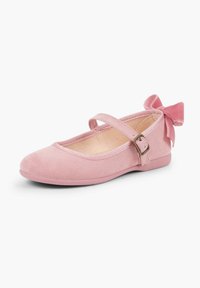 Ballerine in suede rosa con punta arrotondata, cinturino alla caviglia con fibbia e un piccolo fiocco sul retro. Suola piatta e flessibile in gomma.